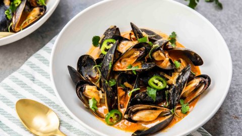 Keto Mussels with Thai Coconut Curry Recipe